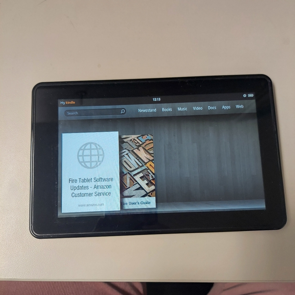 Amazon Kindle Fire 1st Generation 7" Screen Wi-Fi Black Model D01400 w/Cable